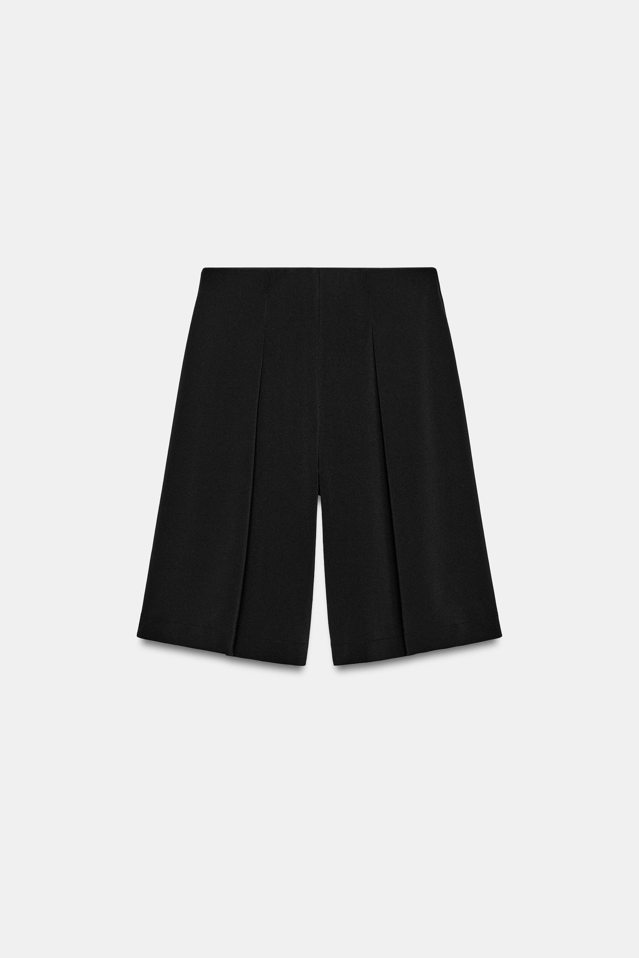 PLEATED BERMUDA SHORTS